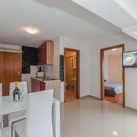 Biograd 2 Floor アパート *